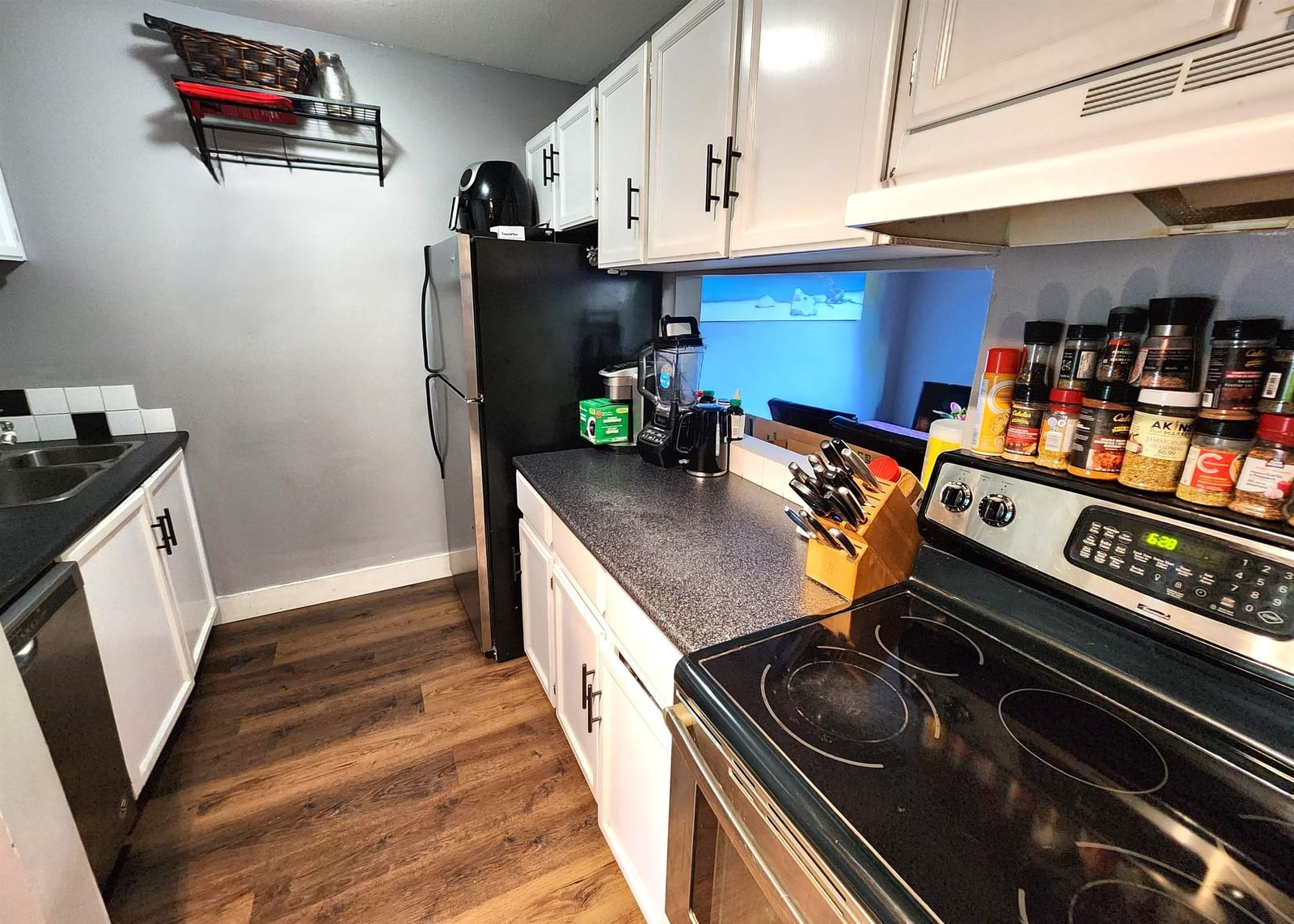 Listing Image 8