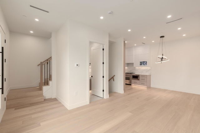 1 - 2658 Dundas Street