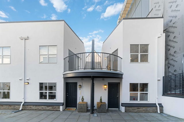 12 - 2880 4th Avenue