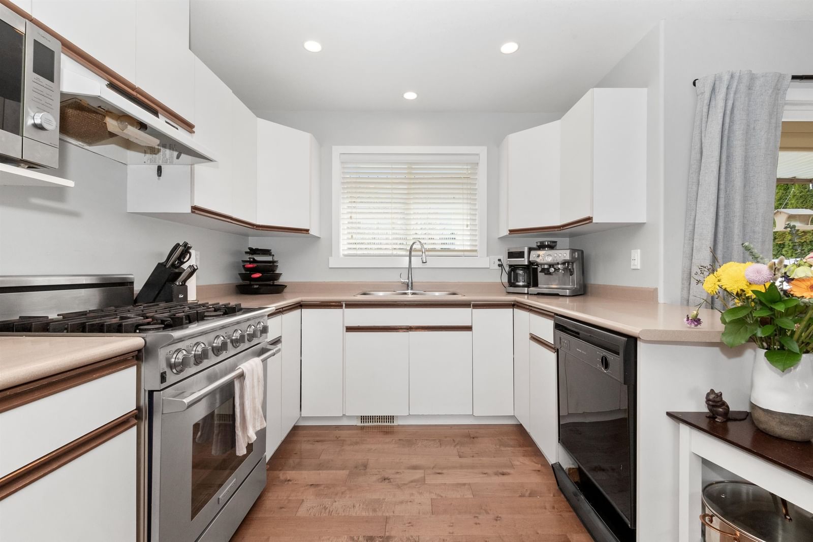 Listing Image 16