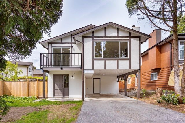 3233 Mayne Crescent
