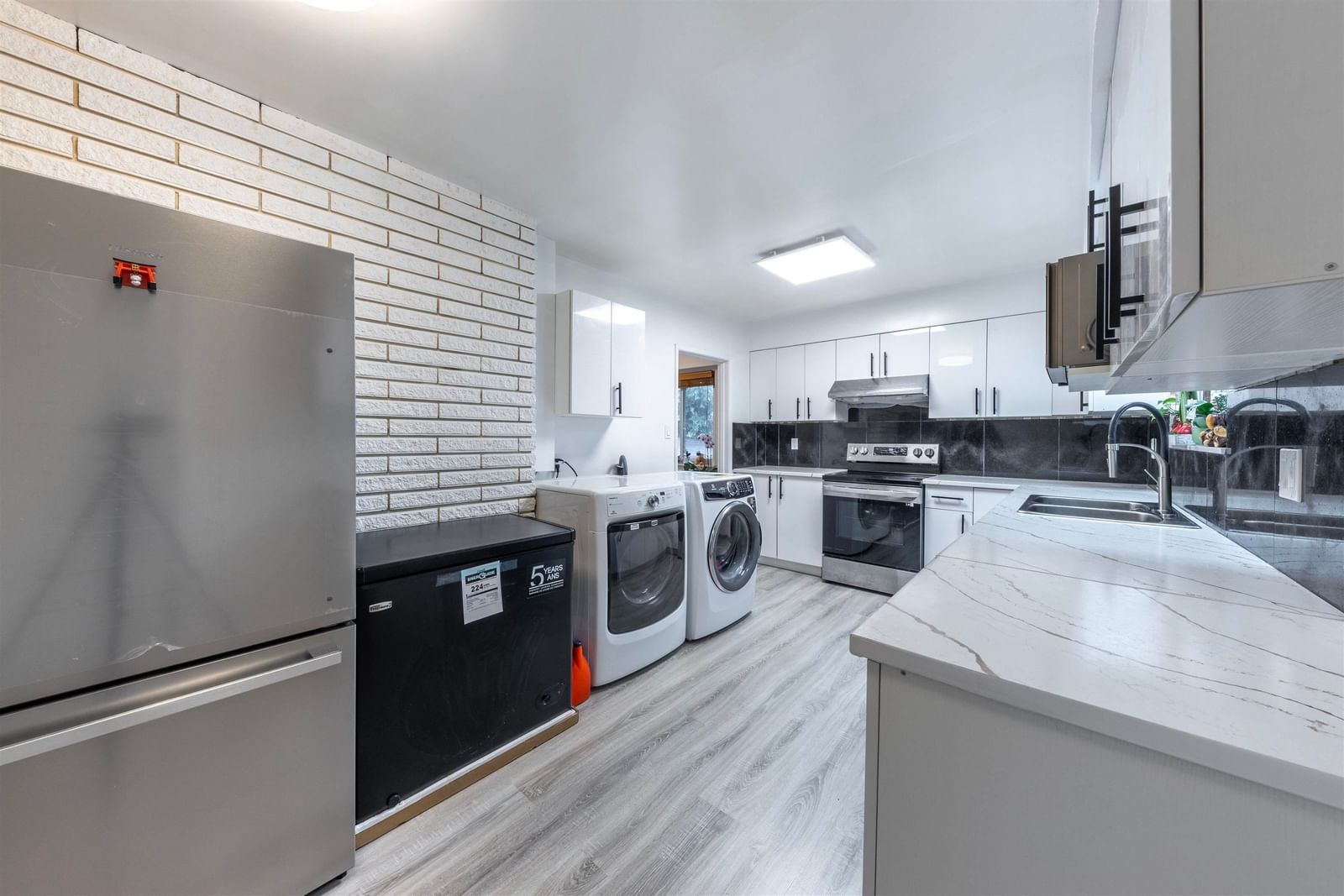 Listing Image 9