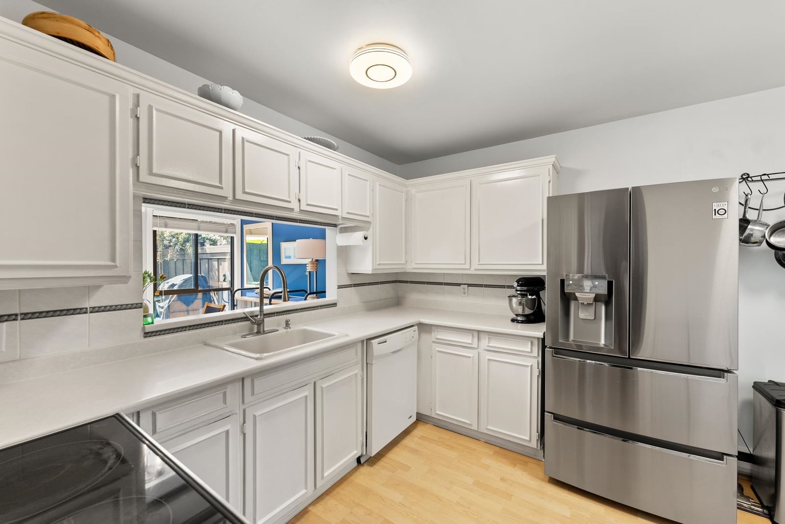Listing Image 12