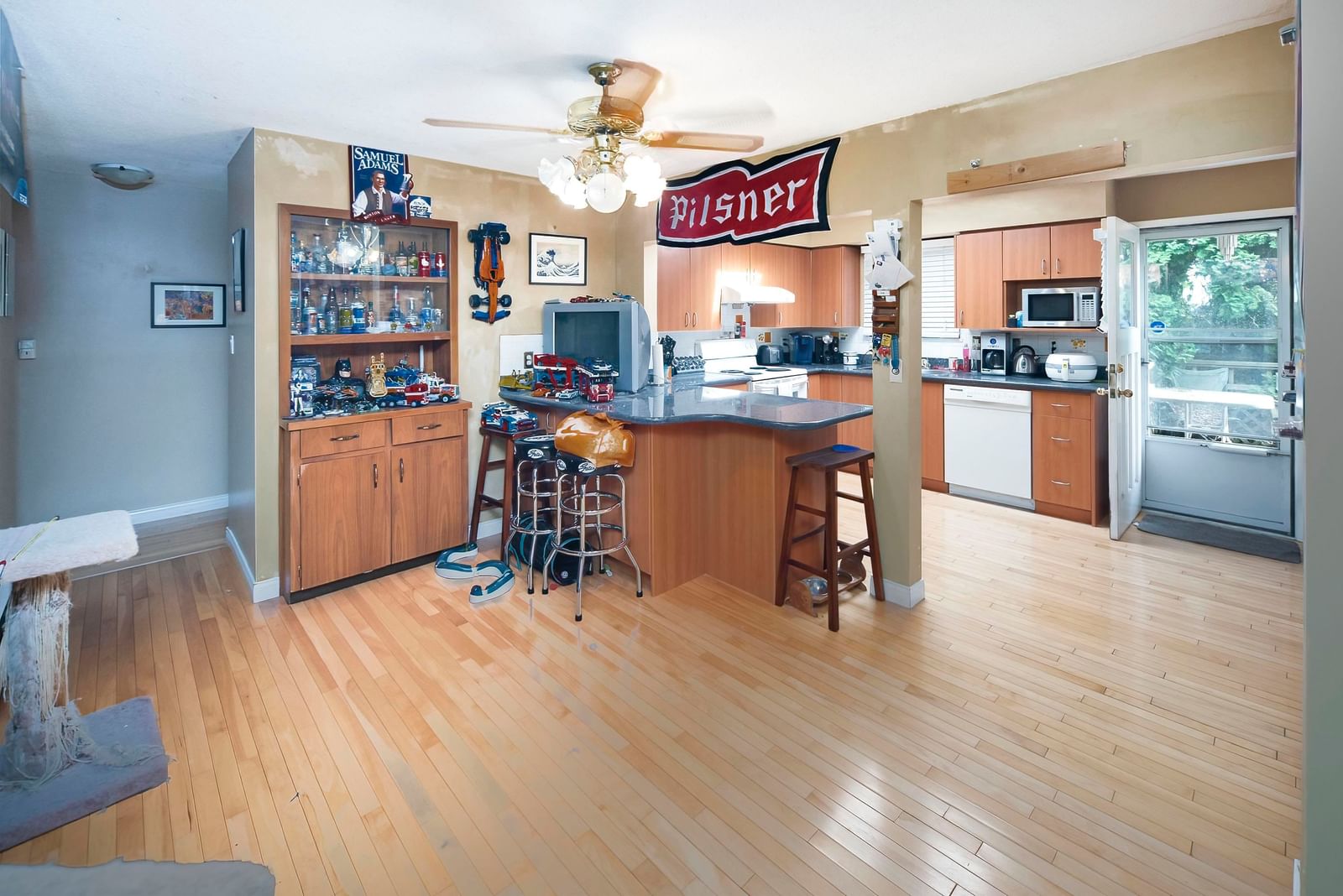Listing Image 6