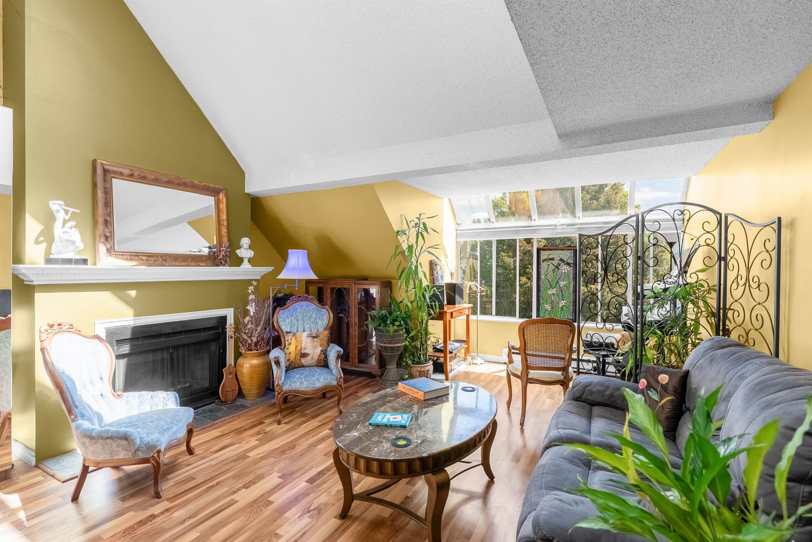 Listing Image 4