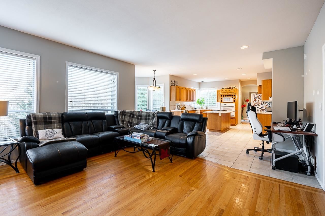 Listing Image 10