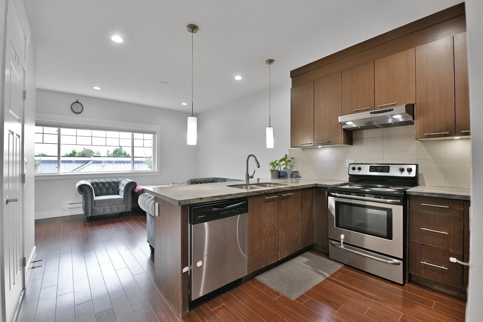 Listing Image 12