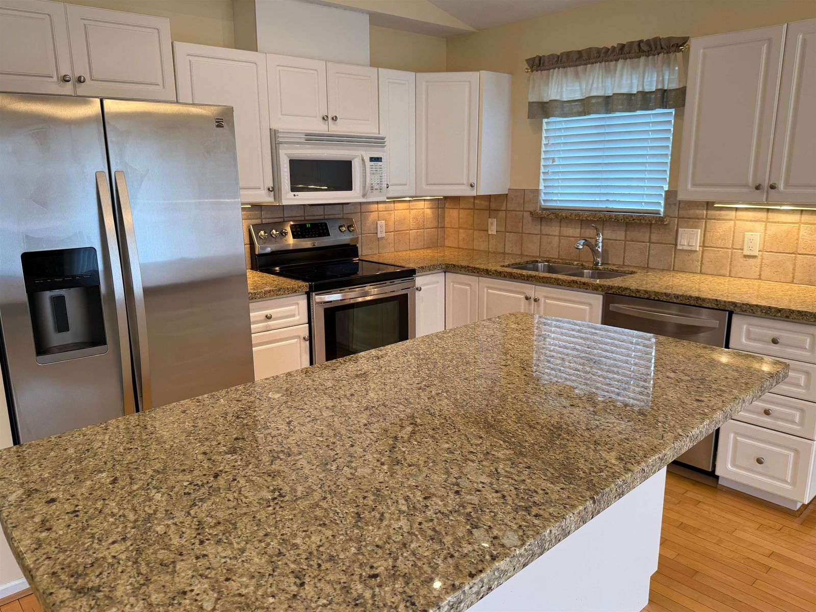 Listing Image 11
