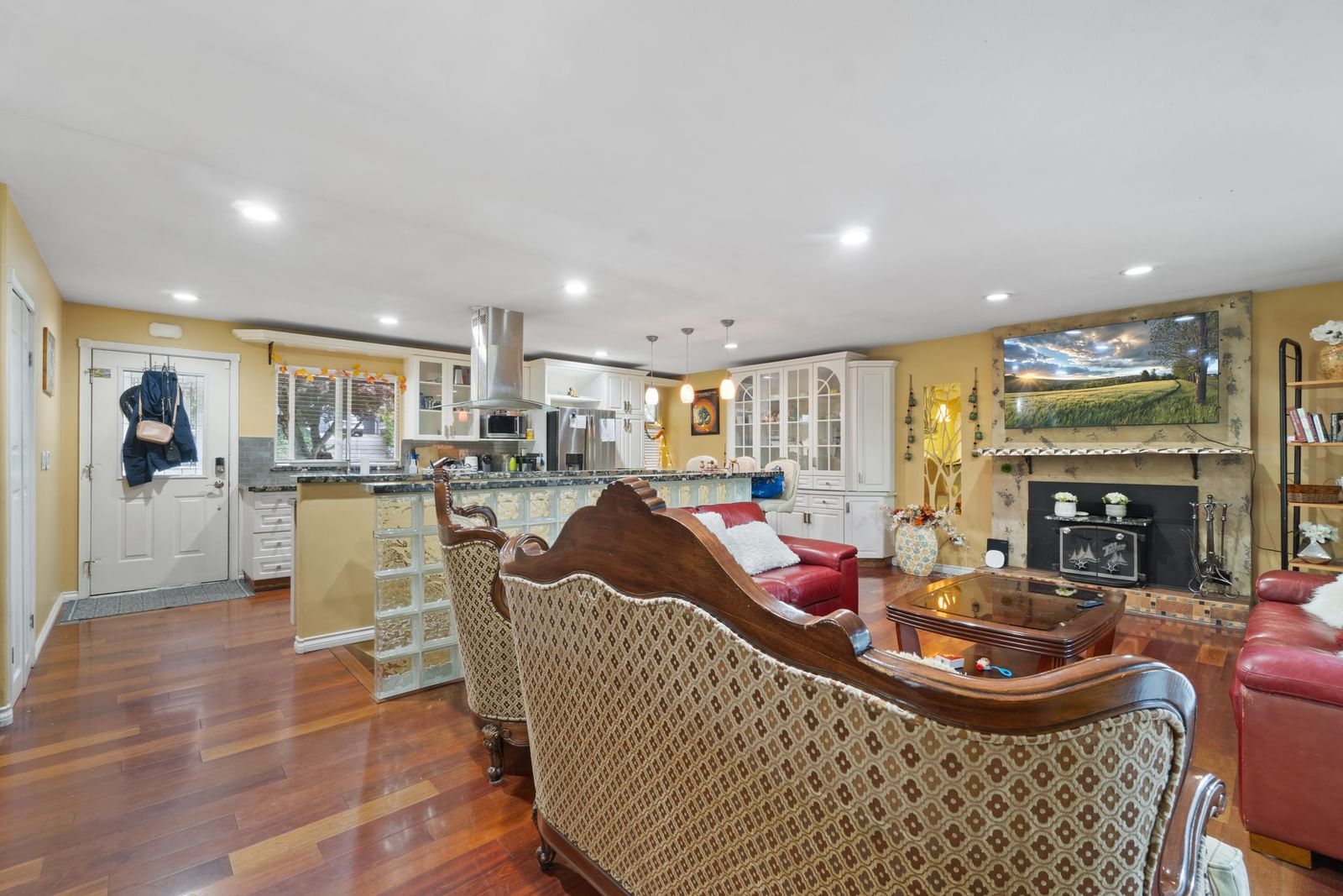 Listing Image 4