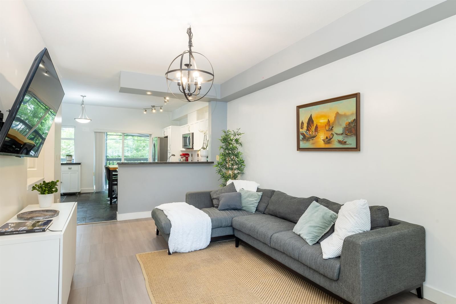 Listing Image 4