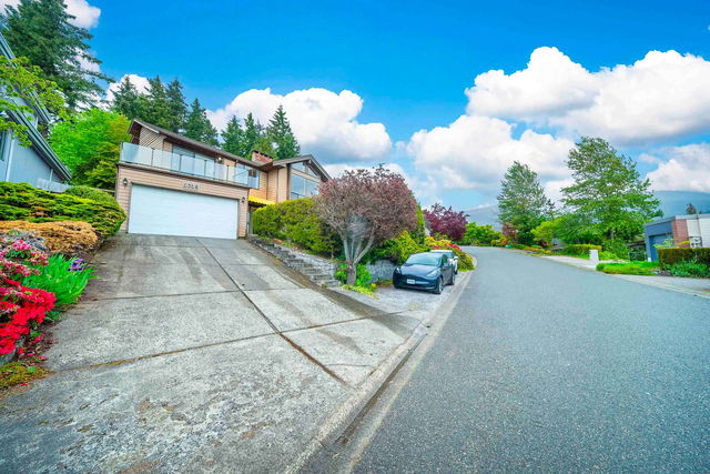 5039 Pinetree Crescent