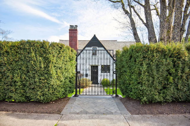 2562 Wallace Crescent