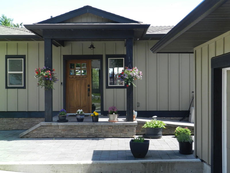 659-661 Gibsons Way, Gibsons, British Columbia