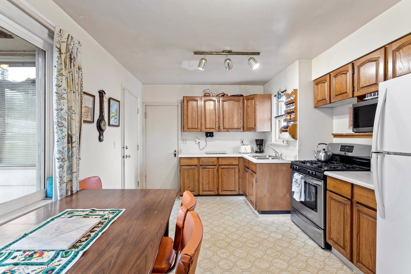 Listing Image 6