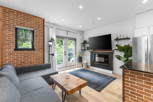 121 - 3382 Viewmount Drive