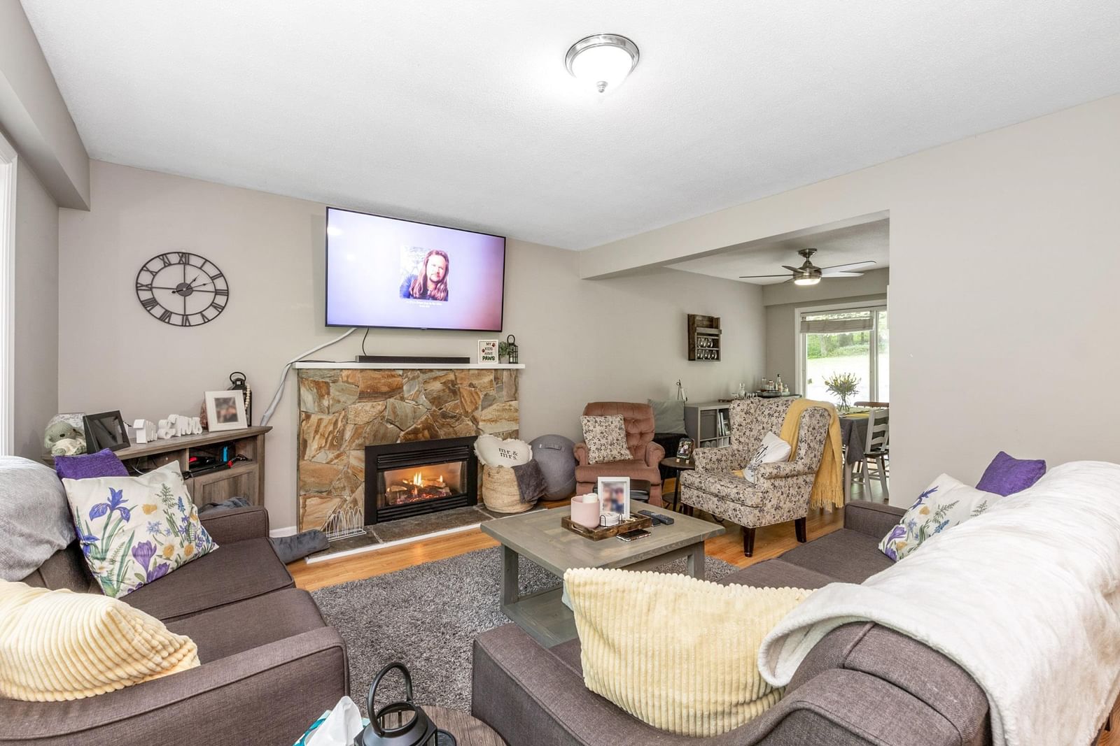 Listing Image 4