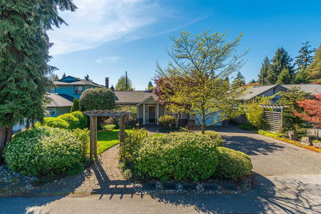 1325 Fernwood Crescent
