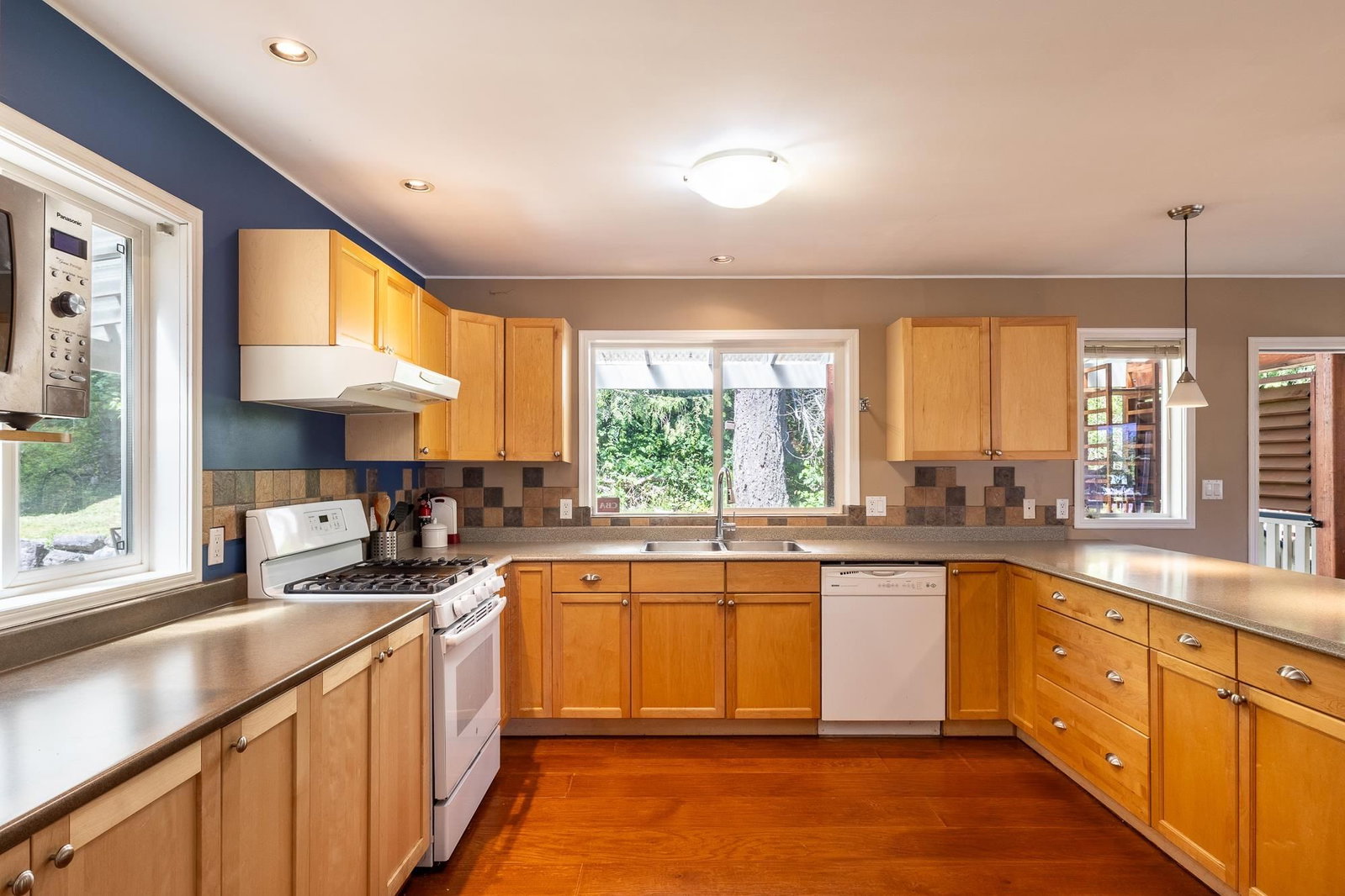 Listing Image 11