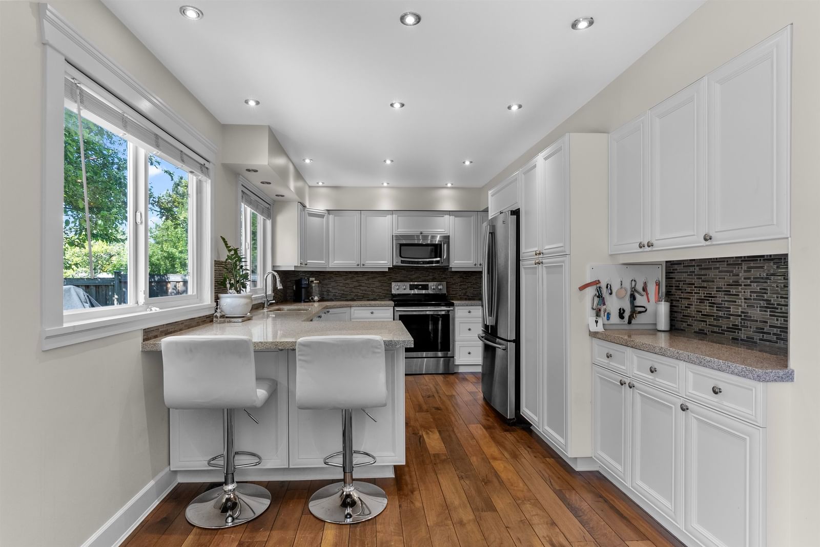 Listing Image 12