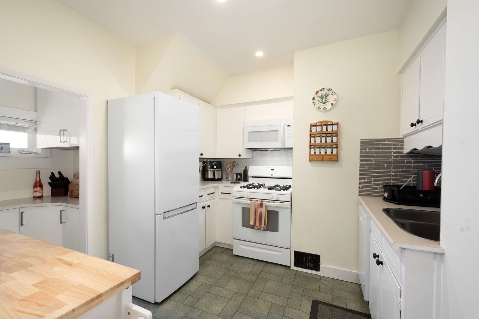 Listing Image 19