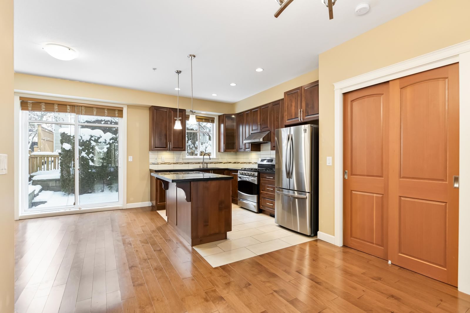 Listing Image 4
