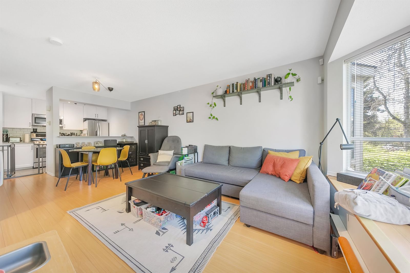 Listing Image 4
