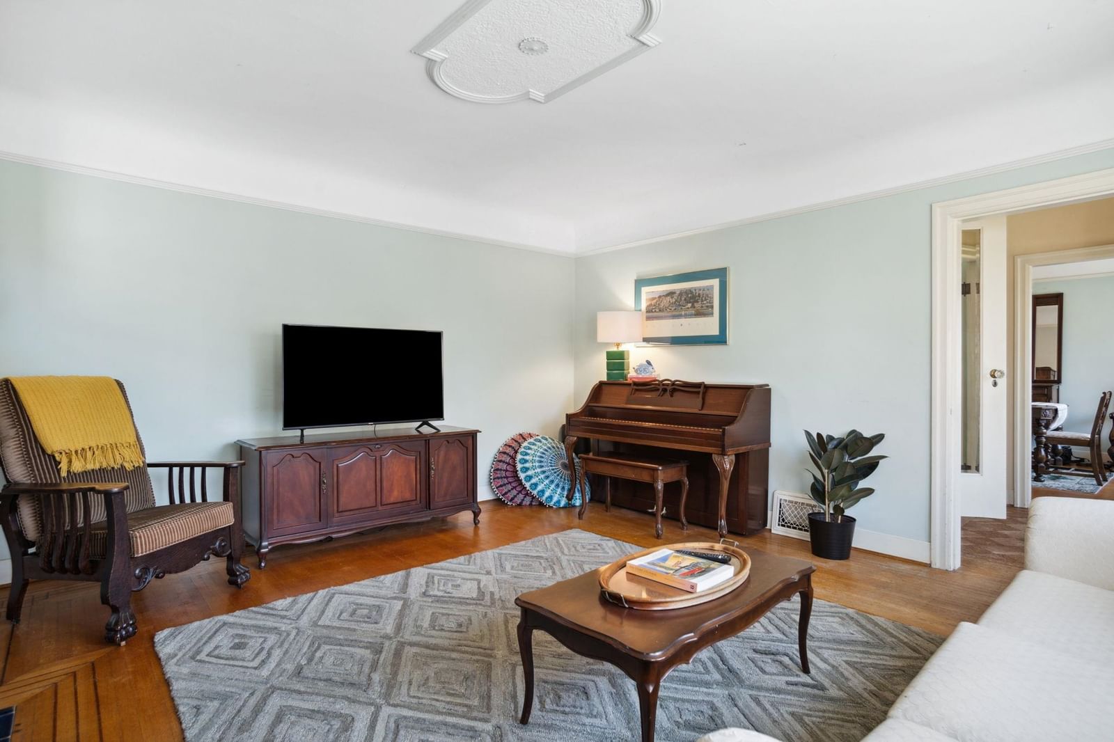 Listing Image 4