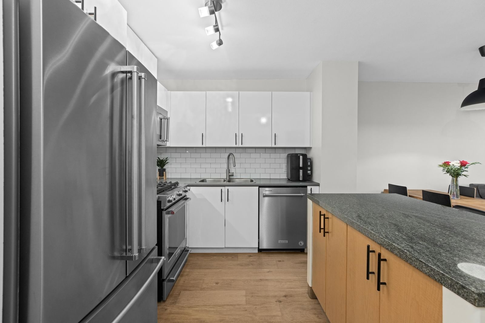 Listing Image 4