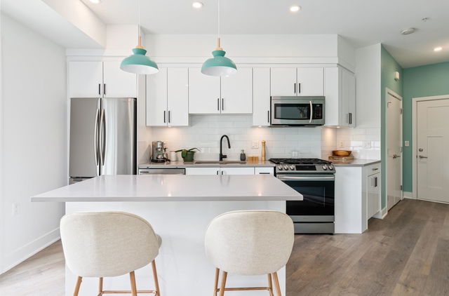 206 - 37842 Third Avenue