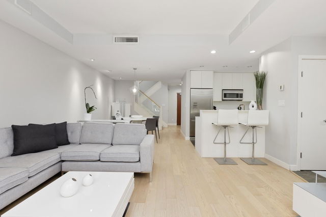TH24 - 328 Jervis Mews