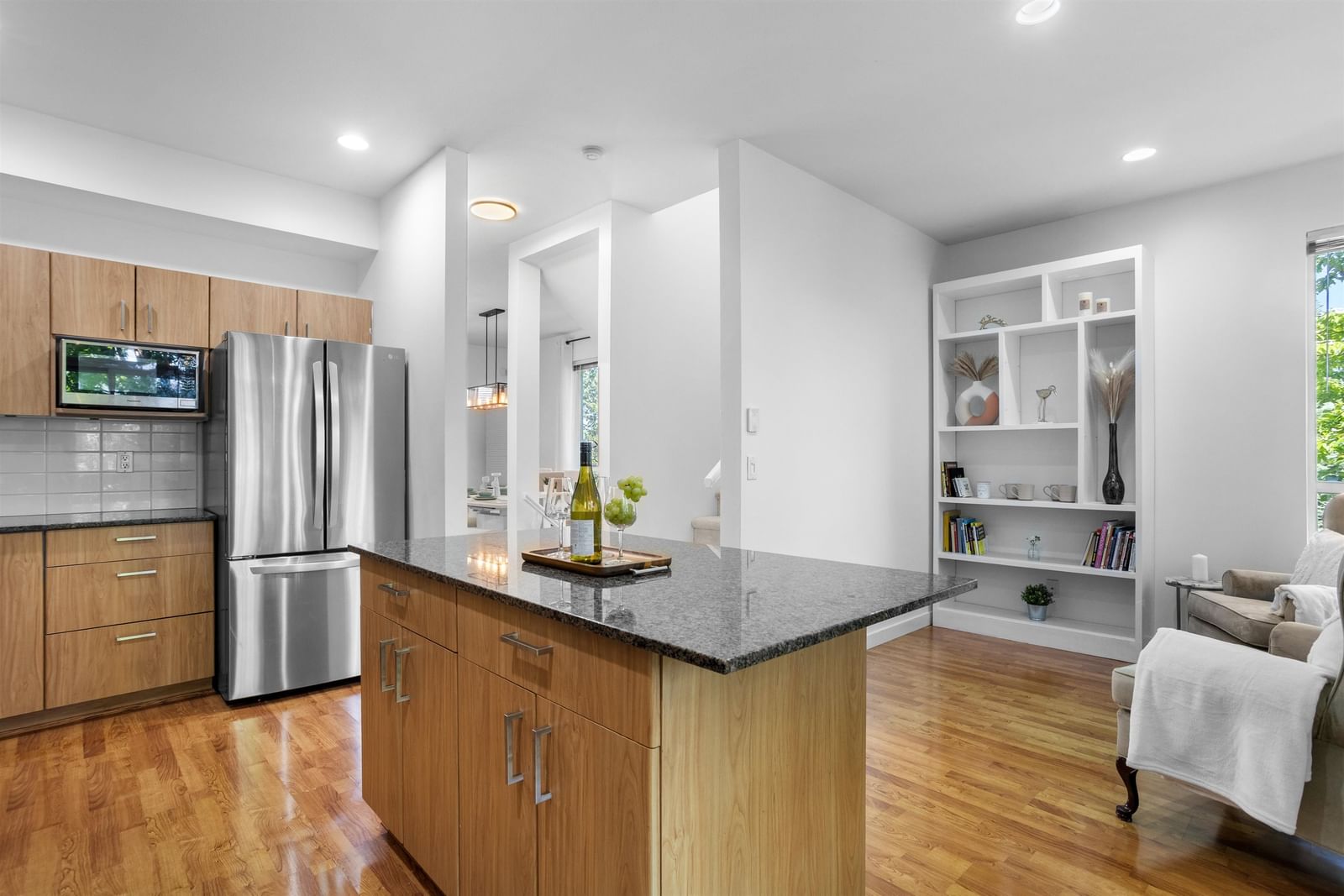 Listing Image 4
