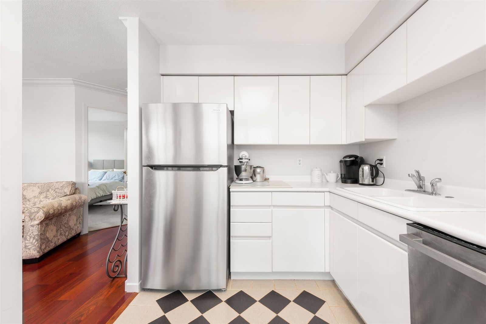 Listing Image 11