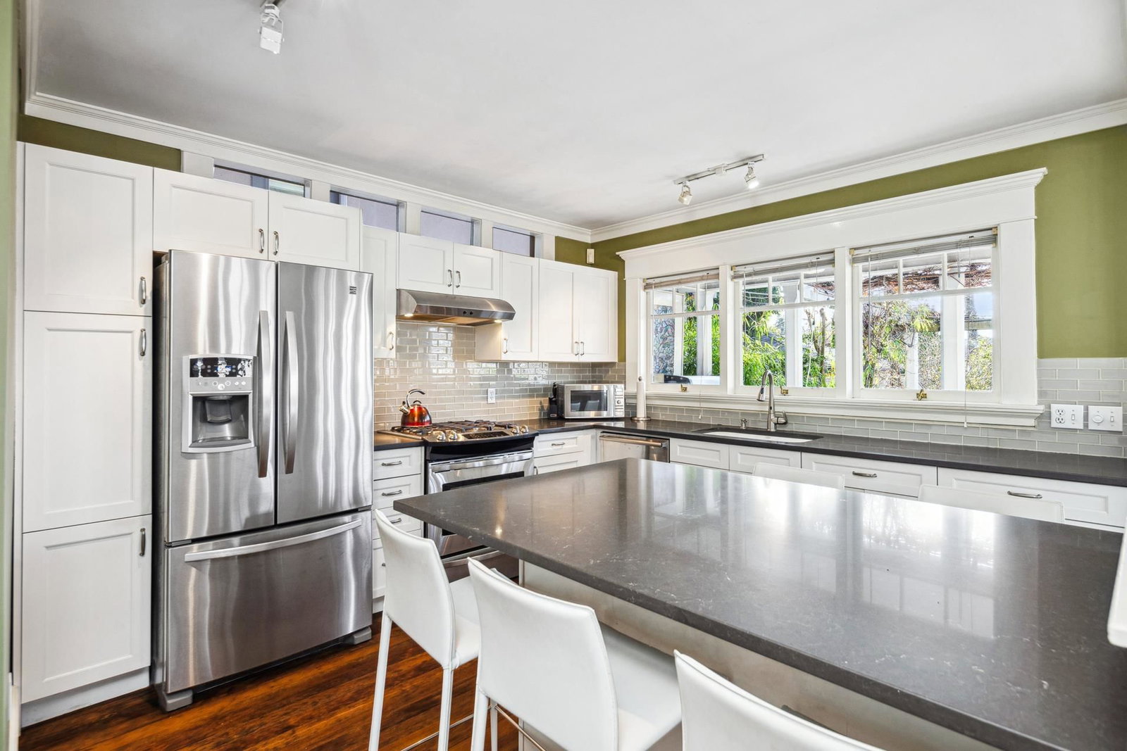 Listing Image 10