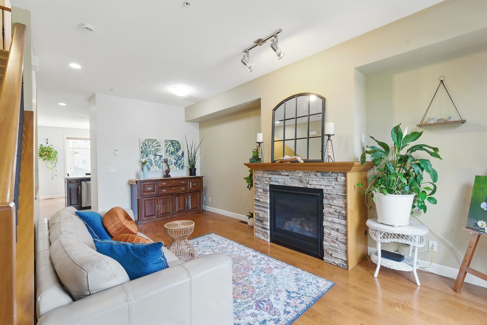 Listing Image 4