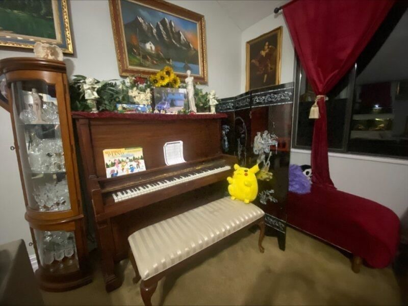 Listing Image 4