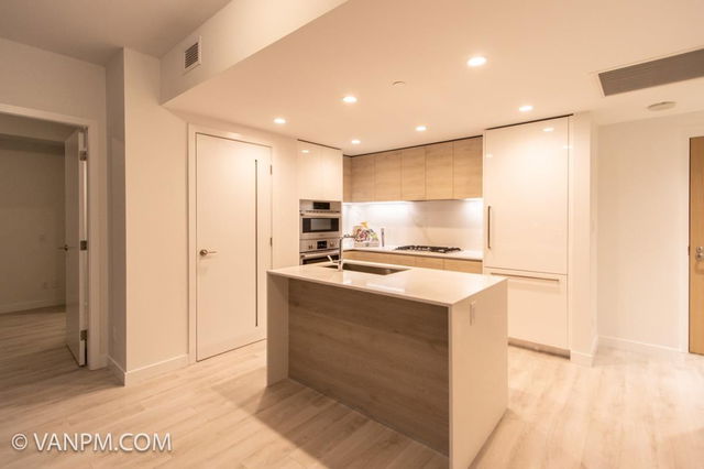 405 - 2085 Skyline Court