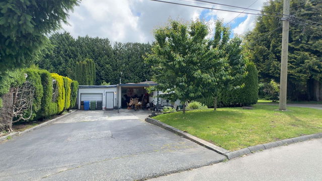 2104 Oakridge Crescent