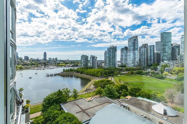 1605 - 1383 Marinaside Crescent