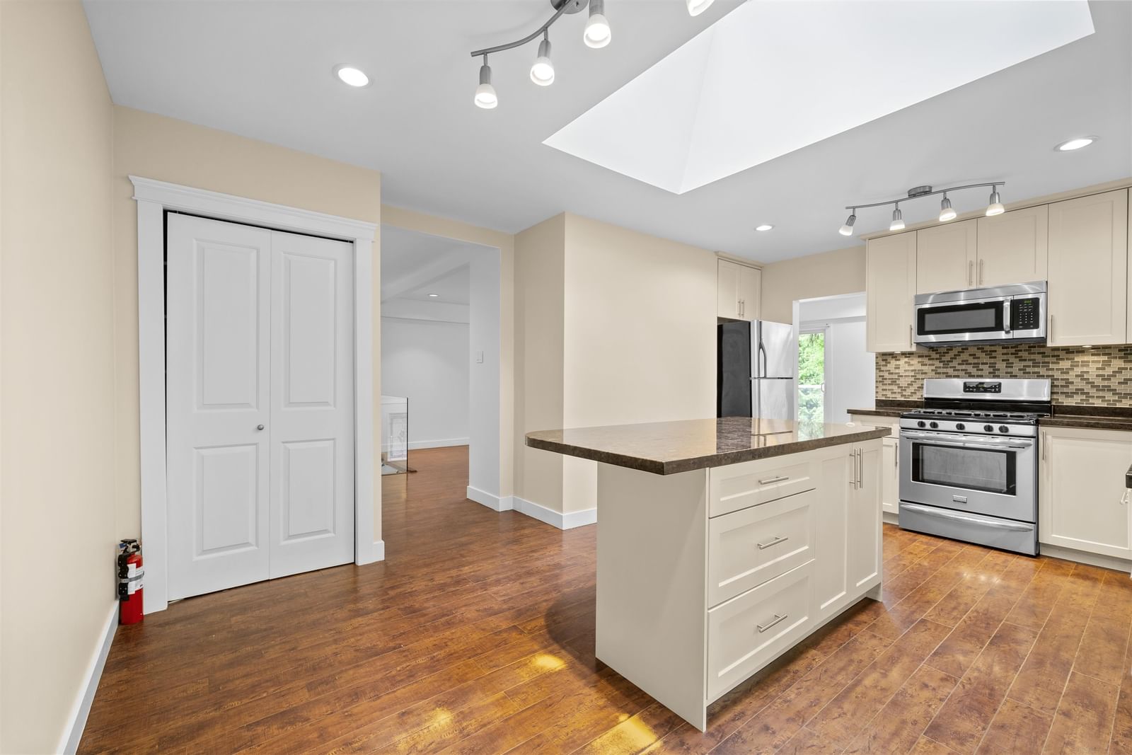 Listing Image 12
