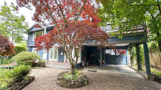 2704 Kilmarnock Crescent