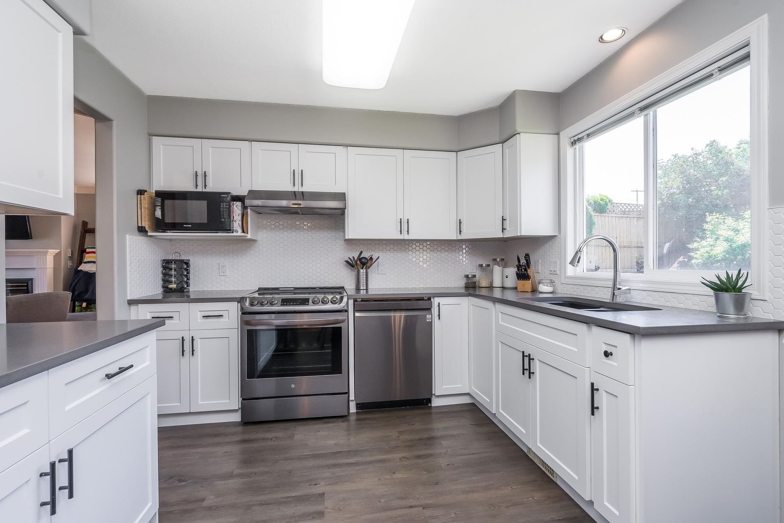 Listing Image 11