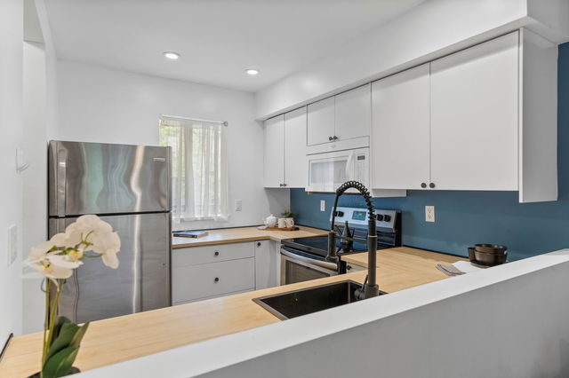 17 - 2978 Walton Avenue