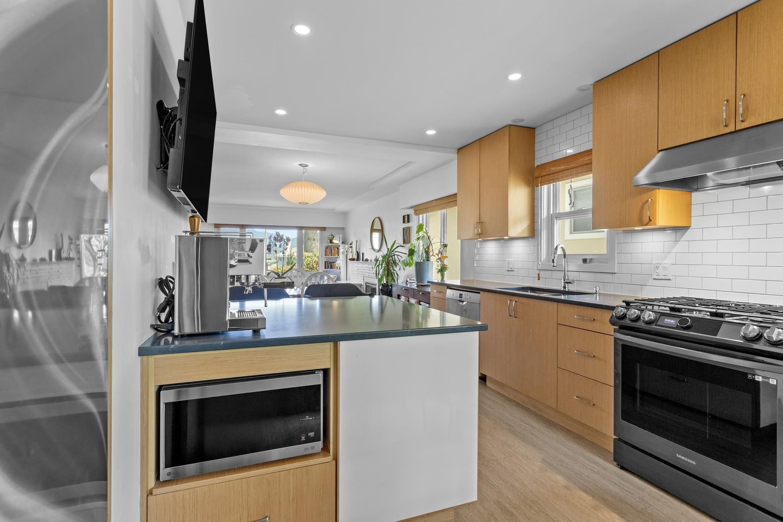 Listing Image 12