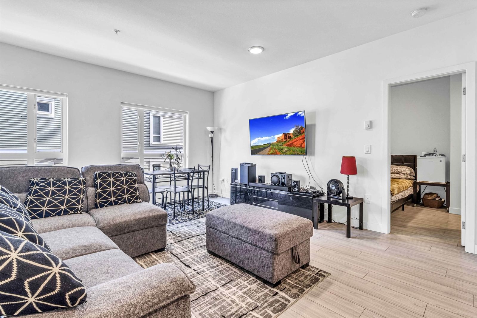 Listing Image 12