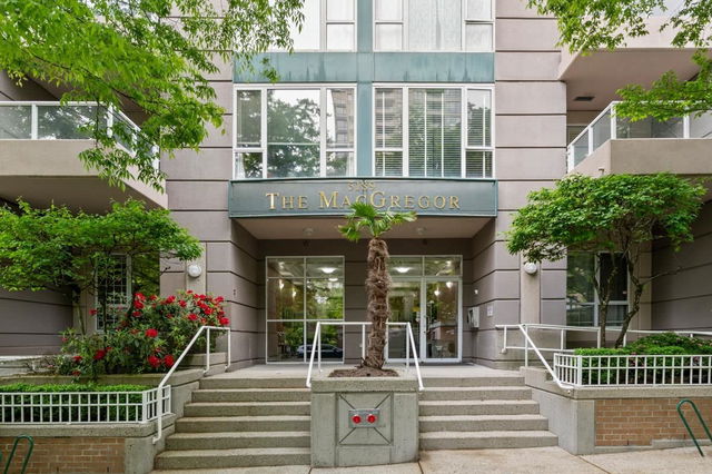 2004 - 5189 Gaston Street