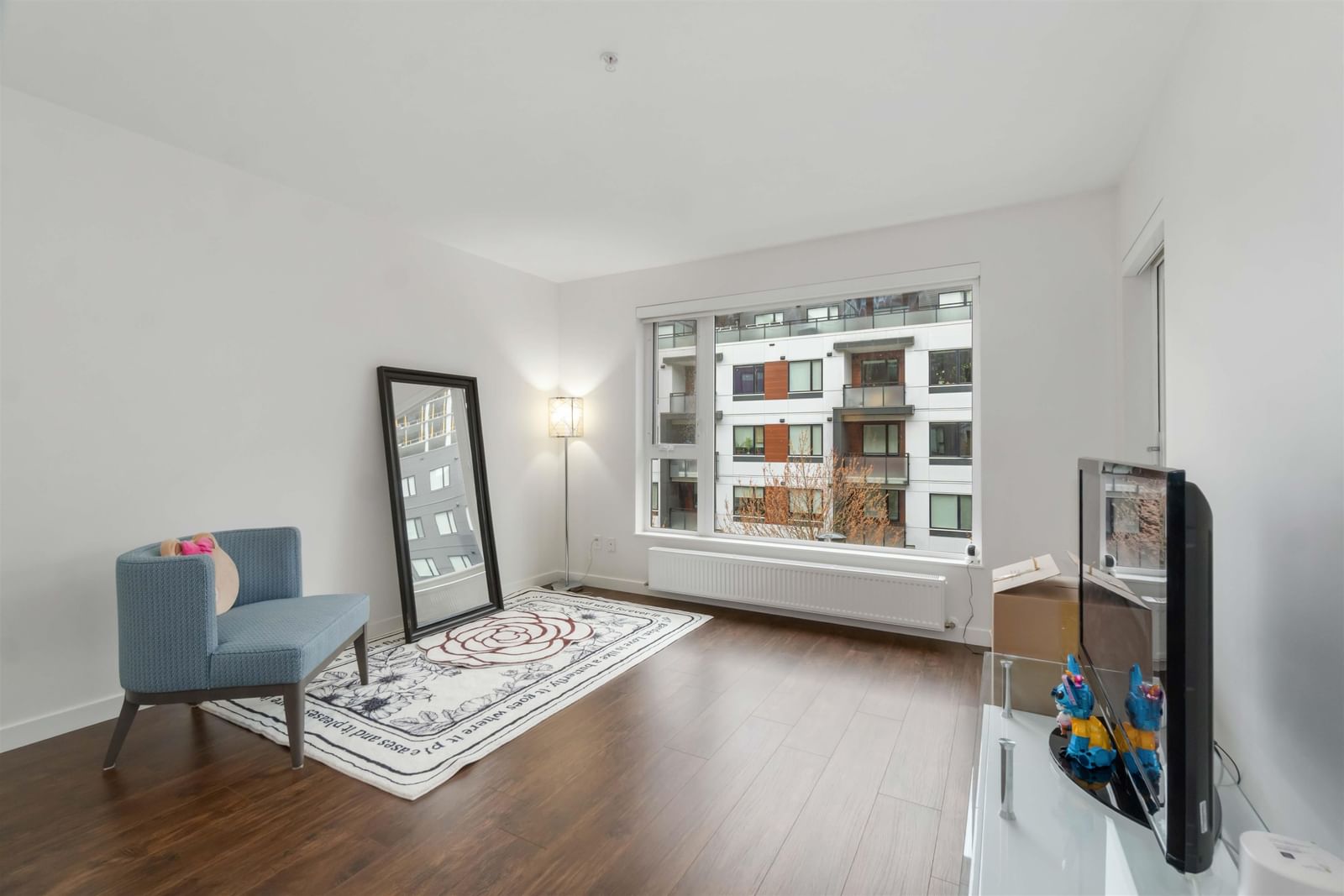 Listing Image 4