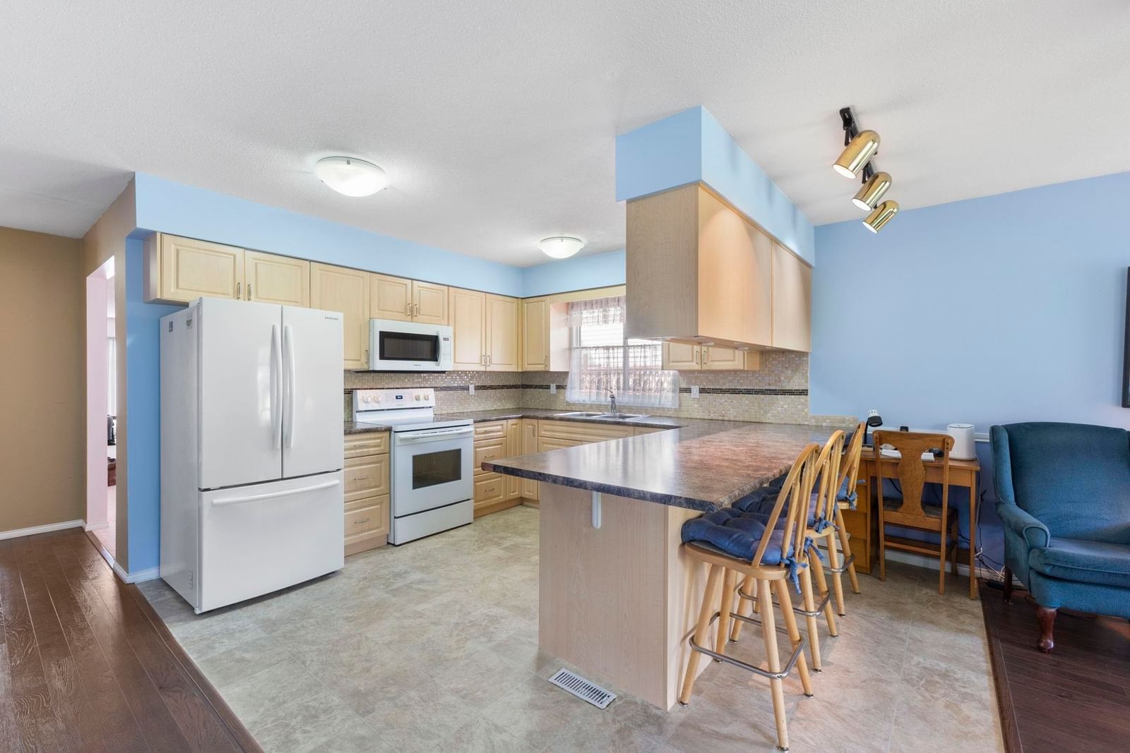 Listing Image 8