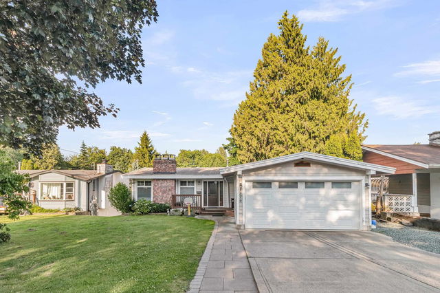 1876 Dahl Crescent