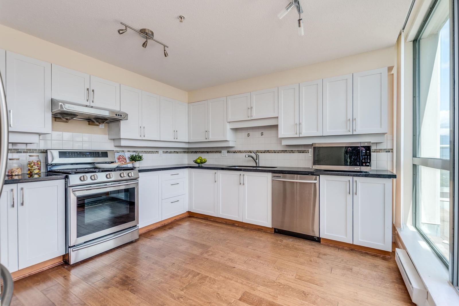 Listing Image 11