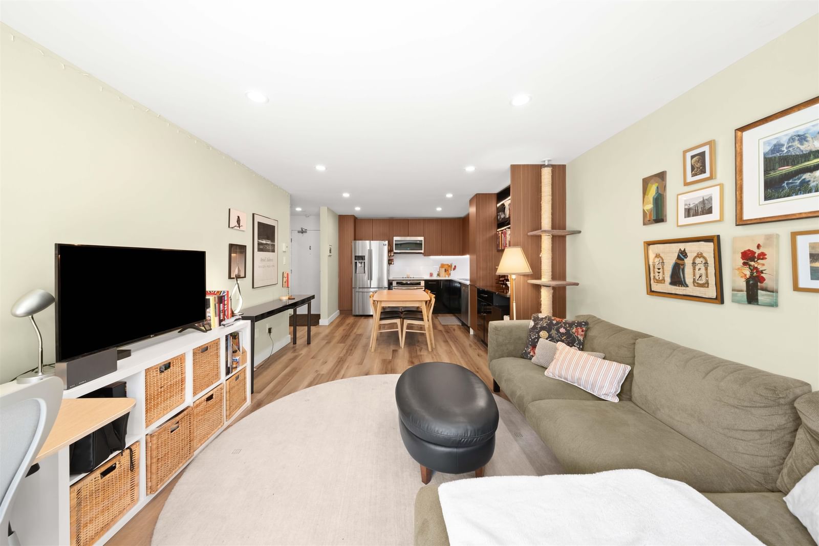 Listing Image 9